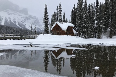 Ngắm cảnh tuyết phủ hồ Emerald