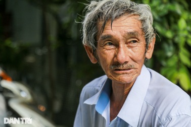 Xót xa cảnh cha già vắt kiệt sức kiếm tiền nuôi con gái tâm thần