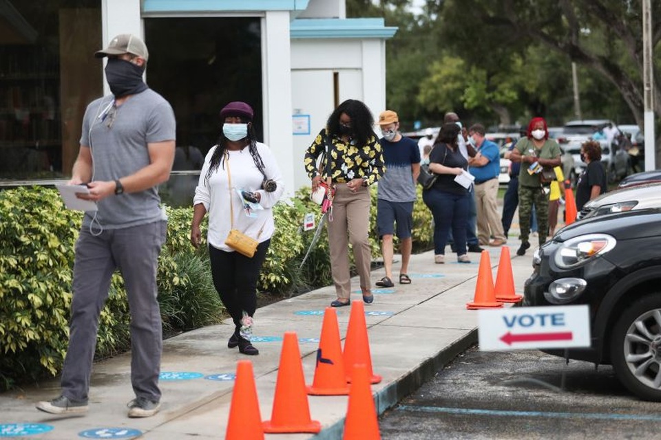 Bầu cử Mỹ 2020: Cử tri ủng hộ ông Biden đổ xô bỏ phiếu sớm - 1 Bầu cử Mỹ 2020: Cử tri ủng hộ ông Biden đổ xô bỏ phiếu sớm - 1