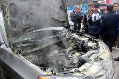 Ôtô Hyundai mới toanh bốc cháy trên đường 5