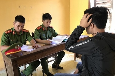 Nam thiếu niên dùng clip nhạy cảm tống tiền bạn gái cũ