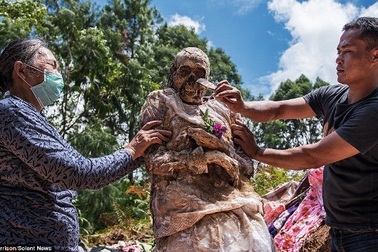 Tục đào xác và cõng người chết đi khắp làng tại Indonesia