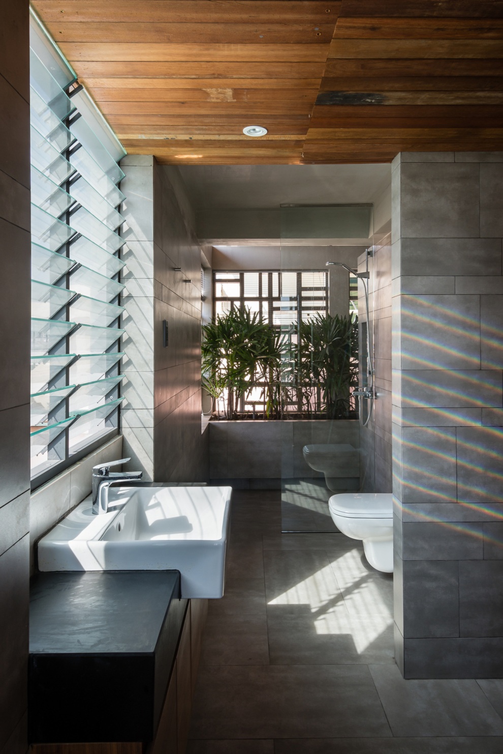 Nhà rộng gần 200m2 có đủ cả hồ bơi, ao cá, vườn cây ở TPHCM - 6 Nhà rộng gần 200m2 có đủ cả hồ bơi, ao cá, vườn cây ở TPHCM - 6