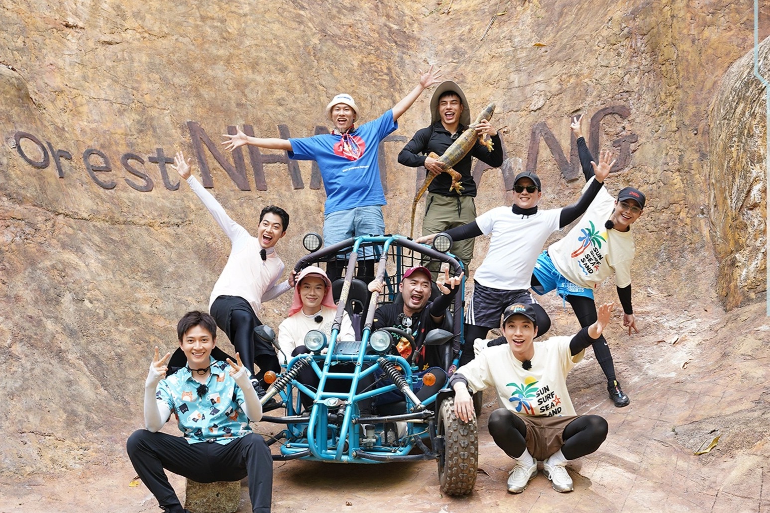 បងប្រុសបានយកឈ្នះឧបសគ្គមួយពាន់ ហើយកម្មវិធីទូរទស្សន៍ជាច្រើនបានពន្យារពេលការផ្សាយរបស់ពួកគេ - ២ Anh trai vượt ngàn chông gai và loạt show truyền hình dời lịch phát sóng - 2