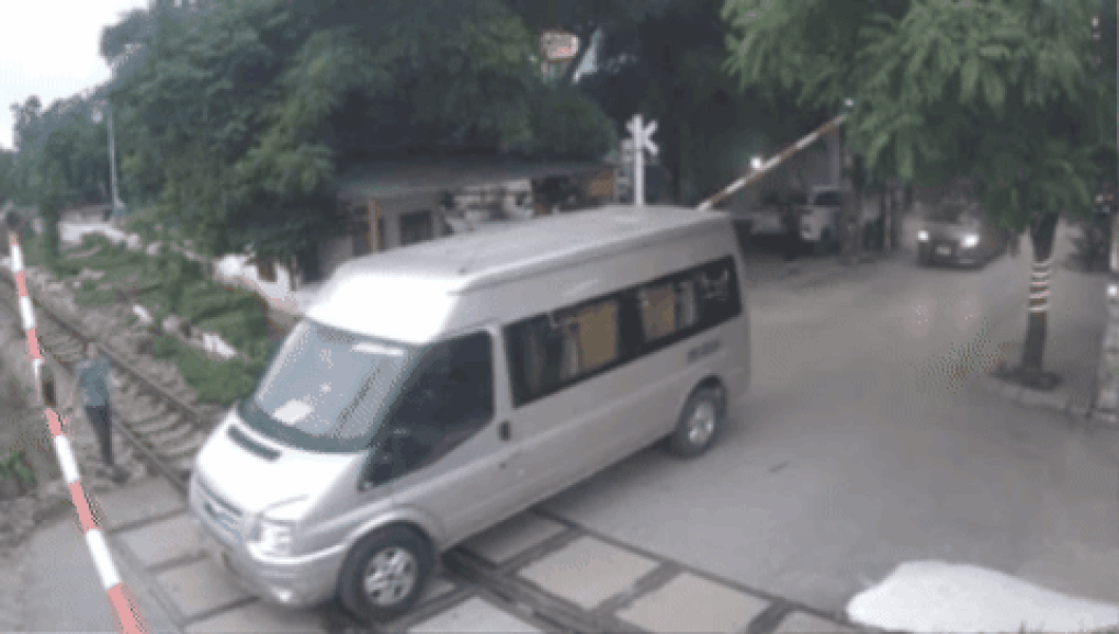 Tước bằng lái của tài xế xe khách vượt ẩu làm gãy barie chắn tàu - 1 Tước bằng lái của tài xế xe khách vượt ẩu làm gãy barie chắn tàu - 1