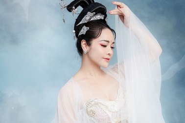 Nhật Kim Anh “hack” tuổi với trang phục chị Hằng