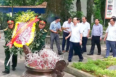 Bộ trưởng Bộ LĐ-TB&XH dâng hương tưởng niệm các anh hùng, liệt sĩ tại Thái Nguyên