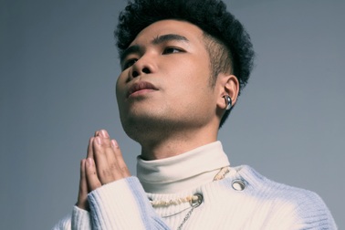 Rapper Phúc Du "mời" mẹ nghỉ hưu sau 20 năm bán bánh mì