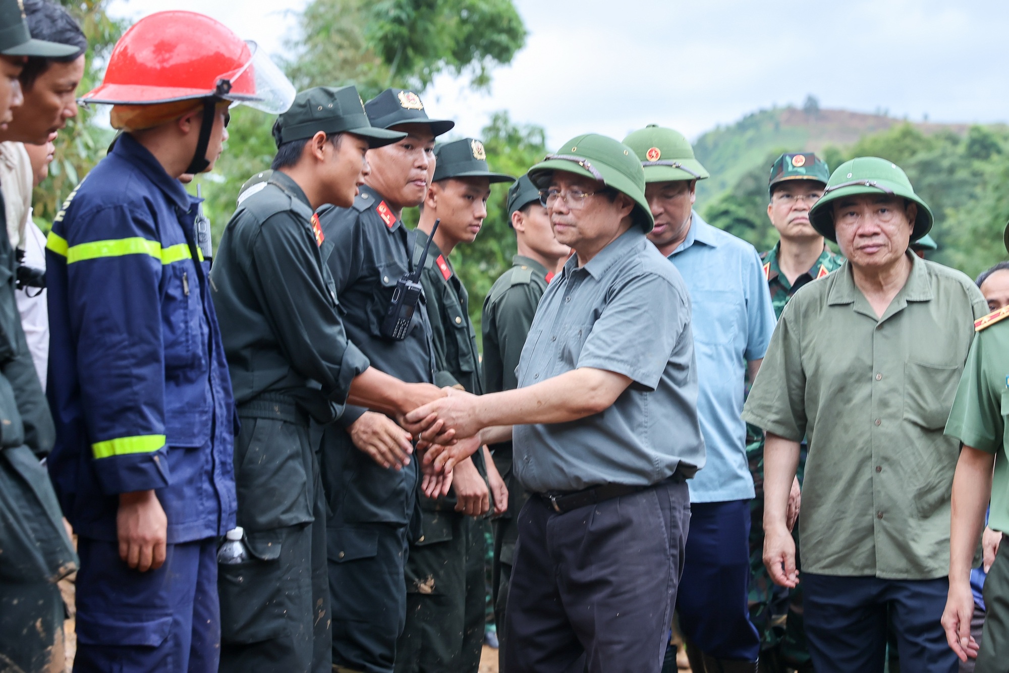 Thủ tướng bật khóc trước nỗi đau mất 3 con của đôi vợ chồng ở Điện Biên - 10