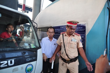 CSGT mời các tài xế gây ùn tắc tại trạm BOT Biên Hòa lên làm việc