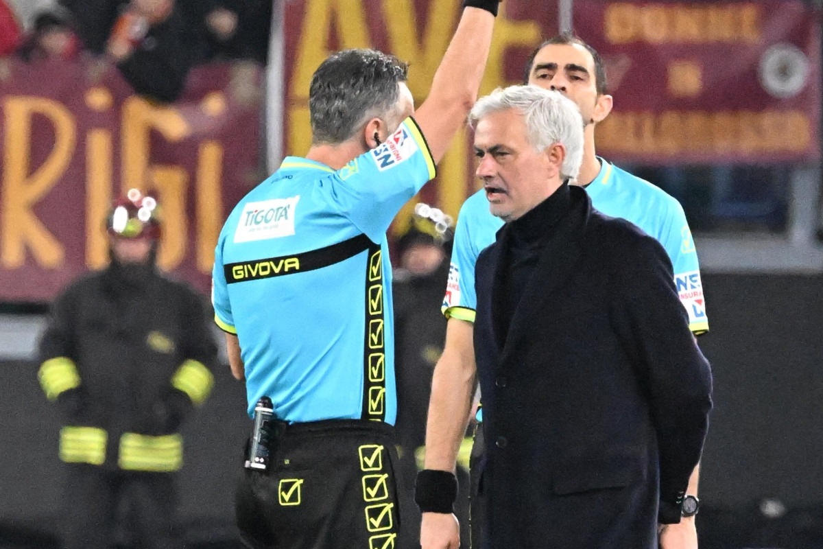 HLV Mourinho nhận thẻ đỏ, đùng đùng bỏ họp báo - 1
