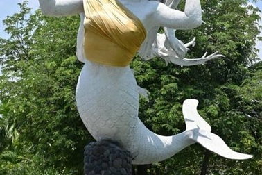 Công viên “mặc áo” cho tượng nàng tiên cá ngực trần