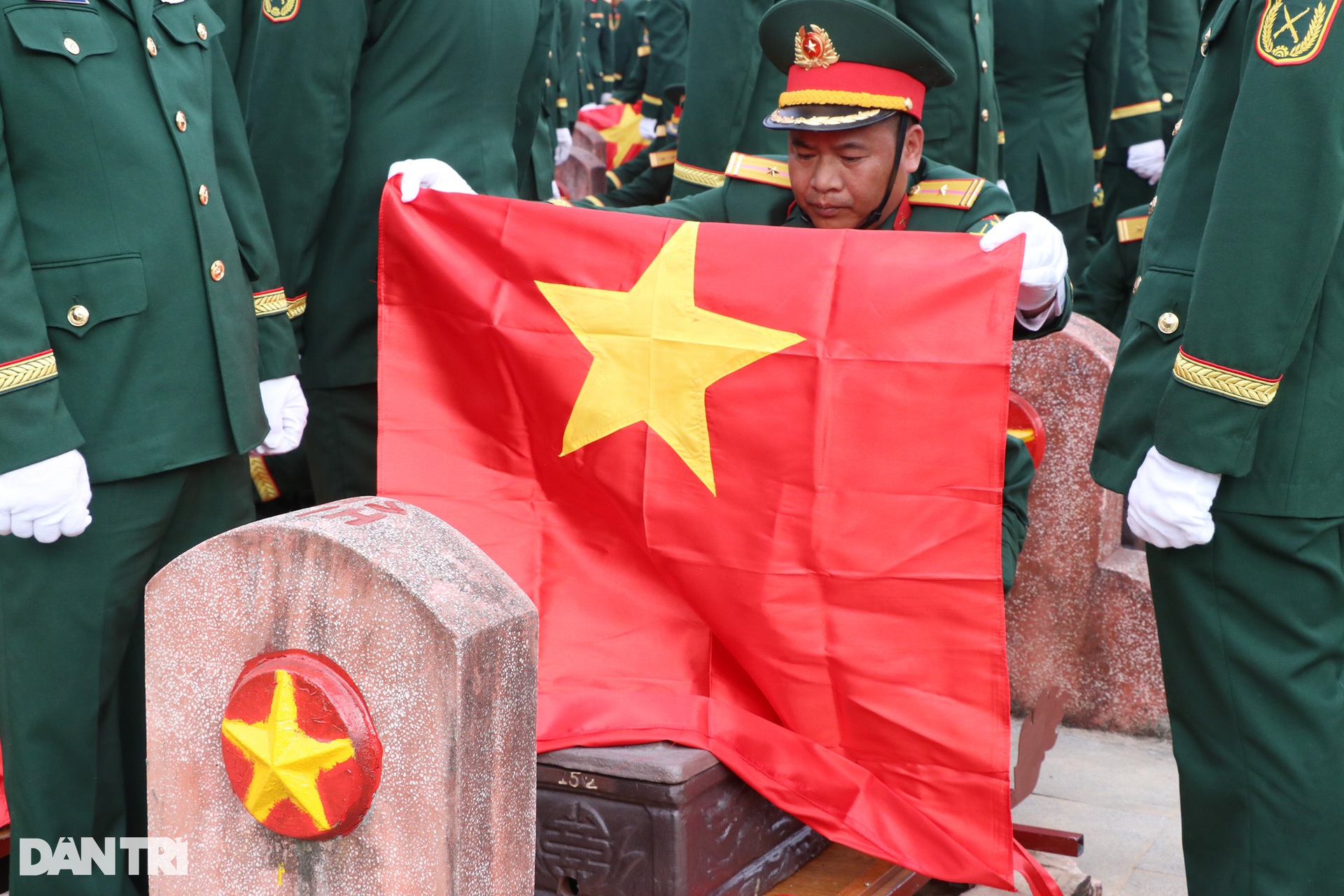 76 liệt sỹ quân tình nguyện và chuyên gia Việt Nam trở về trong lòng đất Mẹ - 6 76 liệt sỹ quân tình nguyện và chuyên gia Việt Nam trở về trong lòng đất Mẹ - 6