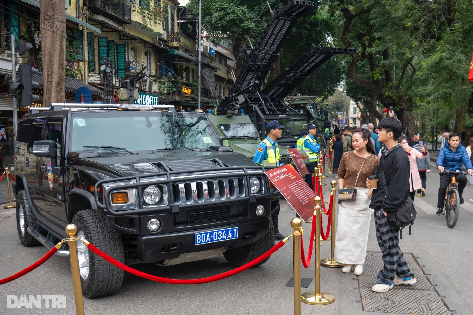 Loạt khí tài, vũ khí, xe bọc thép... được Bộ Công an trưng bày tại hồ Gươm - 12 Loạt khí tài, vũ khí, xe bọc thép... được Bộ Công an trưng bày tại hồ Gươm - 12