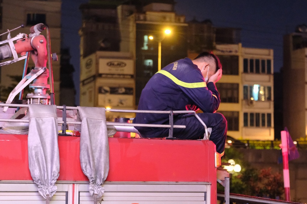 Những chiến sĩ kiệt sức sau đám cháy, đau đớn trước hy sinh của đồng đội - 13 Những chiến sĩ kiệt sức sau đám cháy, đau đớn trước hy sinh của đồng đội - 13