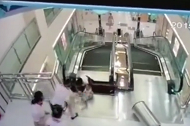 [Video] Tai nạn thang cuốn kinh hoàng khiến người mẹ chết thảm