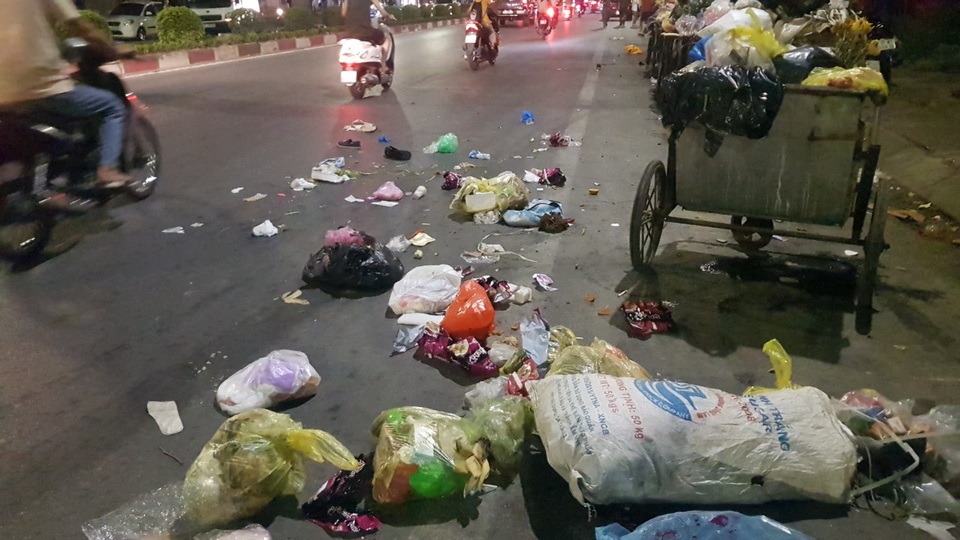 Nữ công nhân môi trường bị ô tô tông văng 30m - 2 Nữ công nhân môi trường bị ô tô tông văng 30m - 2