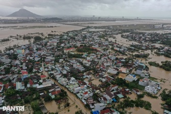Ngày thứ ba vùng lũ Phú Yên oằn mình giữa biển nước mênh mông