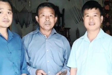 Nhặt được gần 10 triệu đồng, 2 bố con tìm trả cho người đánh mất