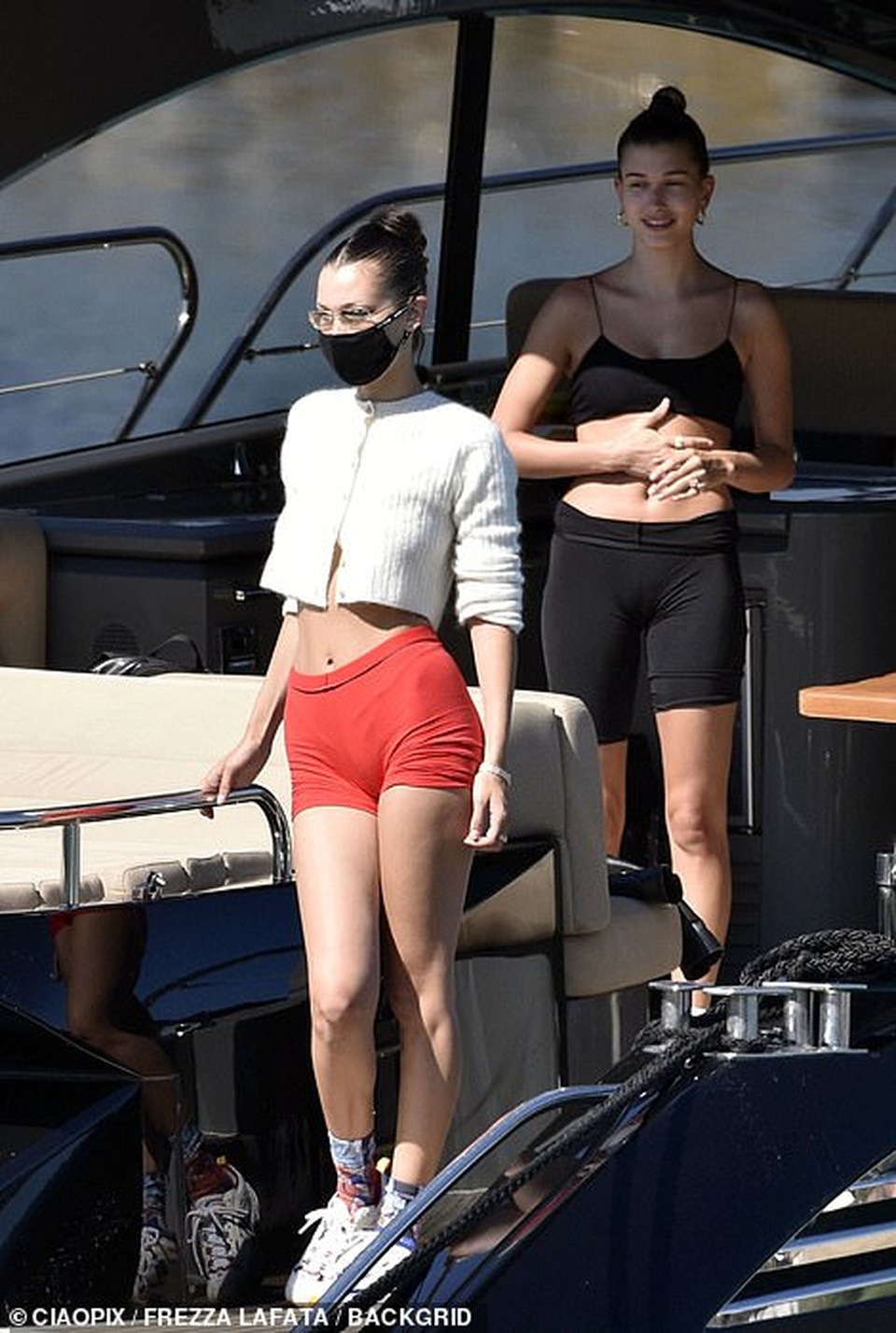 Bella Hadid và Hailey Bieber đi nghỉ mát bằng máy bay riêng - 7 Bella Hadid và Hailey Bieber đi nghỉ mát bằng máy bay riêng - 7