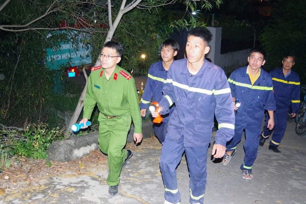 Trận mưa vàng dập tắt hoàn toàn đám cháy lớn trên núi Cô Tiên - 2 Trận mưa vàng dập tắt hoàn toàn đám cháy lớn trên núi Cô Tiên - 2
