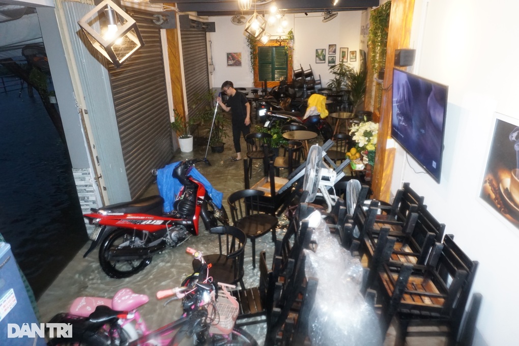 Mưa trắng trời, người dân Đà Nẵng chật vật lội nước về nhà - 9 Mưa trắng trời, người dân Đà Nẵng chật vật lội nước về nhà - 9