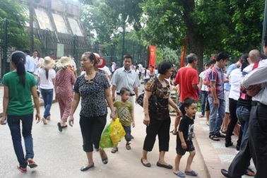 Đường phố thoáng đãng, khu vui chơi kín người dịp nghỉ lễ 2/9