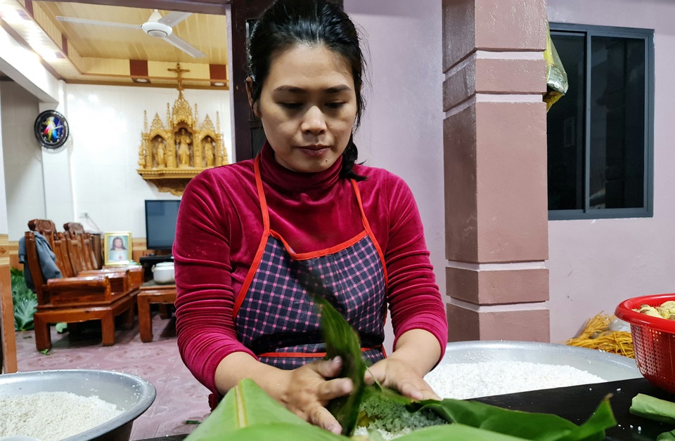 Ghi ở làng bánh chưng xanh thành Vinh thâu đêm phục vụ Tết - 6 Ghi ở làng bánh chưng xanh thành Vinh thâu đêm phục vụ Tết - 6