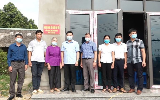 Đồng chí Hà Đức Anh, Phó bí thư Huyện uỷ, Chủ tịch UBND huyện Văn Yên trao nhà đại đoàn kết cho hộ ghèo trên địa bàn