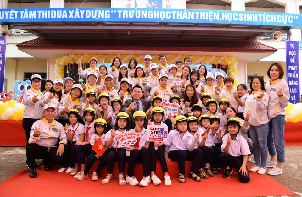 Hơn 600 học sinh tiểu học được tặng mũ bảo hiểm đạt chuẩn - 3 Hơn 600 học sinh tiểu học được tặng mũ bảo hiểm đạt chuẩn - 3