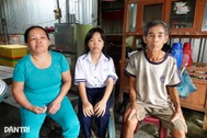 Cha U70 bẻ dừa mướn, mẹ tật nguyền rửa chén nuôi con gái ăn học