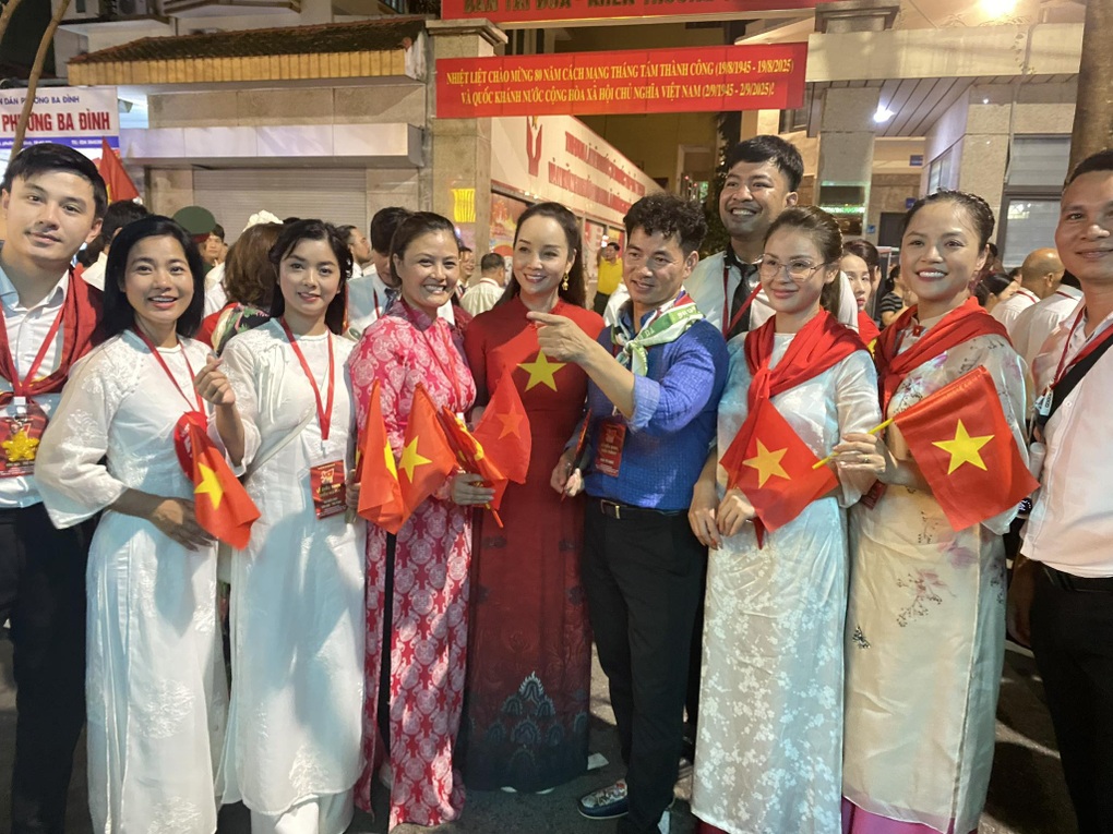 NSND Xuân Bắc tiết lộ Đen Vâu nhắn tin xin tham gia diễu hành - 2 NSND Xuân Bắc tiết lộ Đen Vâu nhắn tin xin tham gia diễu hành - 2