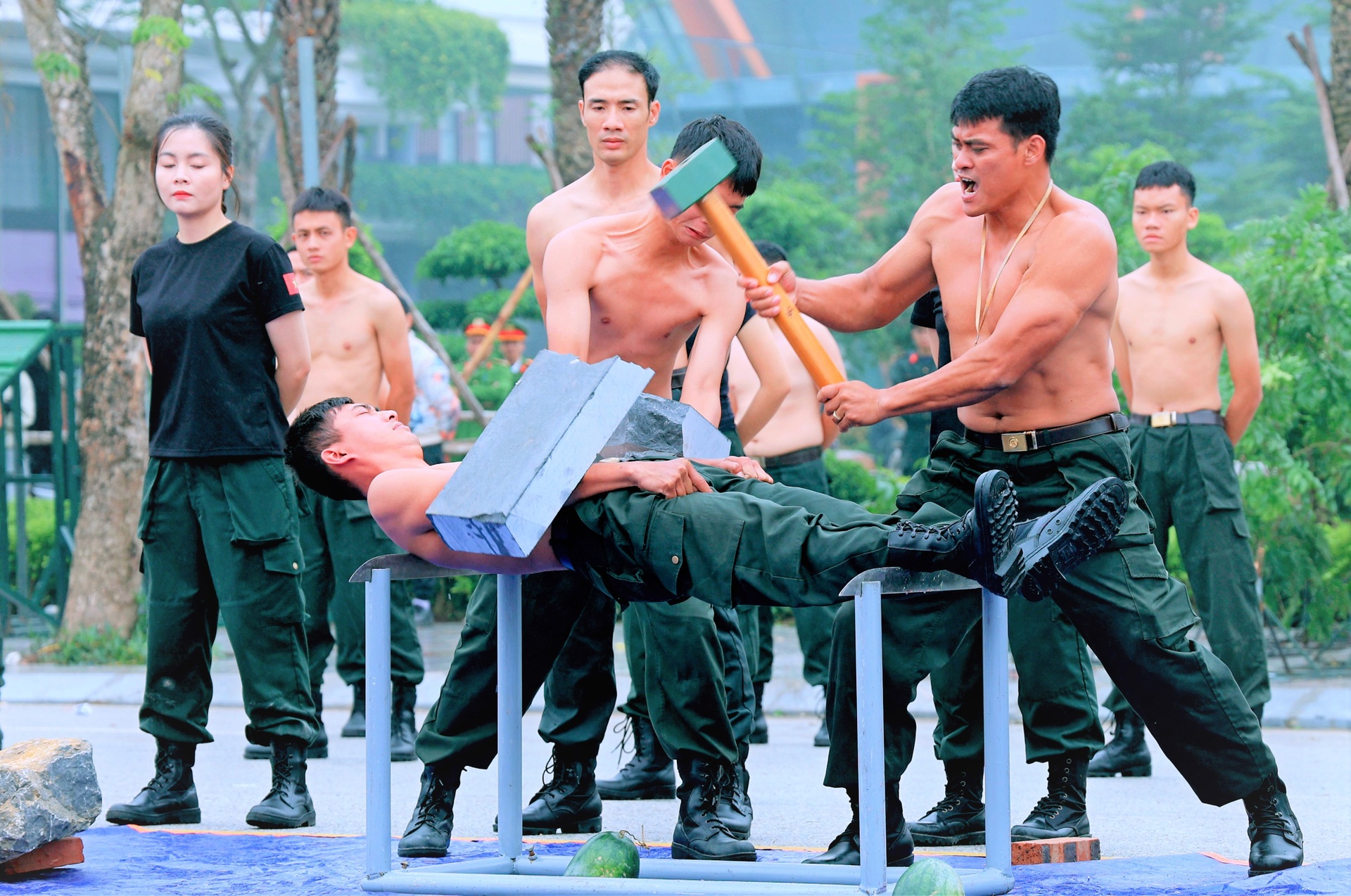 Nữ cảnh sát cơ động vận khí công phá đá, dao kề cổ kéo xe nặng hơn 1 tấn - 3