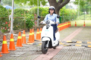 Xe máy VinFast thu hút người trẻ và dân văn phòng