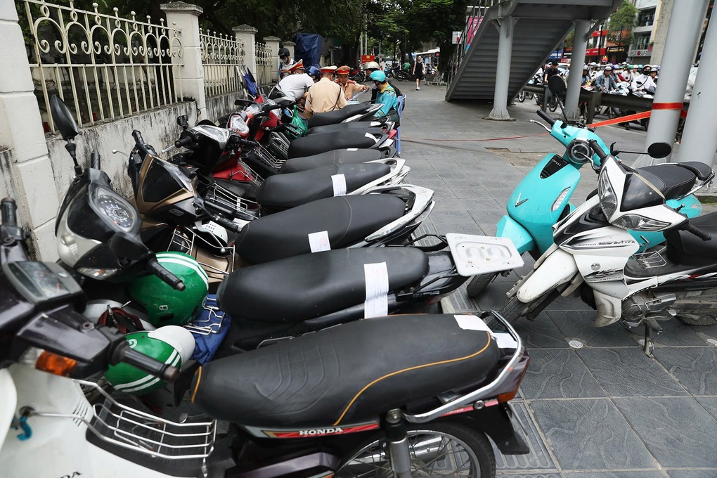 CSGT xử phạt nhiều trường hợp lái xe máy leo vỉa hè ở Hà Nội - 3 CSGT xử phạt nhiều trường hợp lái xe máy leo vỉa hè ở Hà Nội - 3