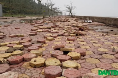 Kè bảo vệ khu du lịch bị sóng biển “ngoạm” nát