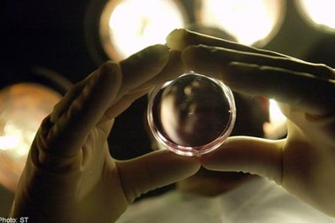 Em bé chào đời từ trứng... đông lạnh 12 năm