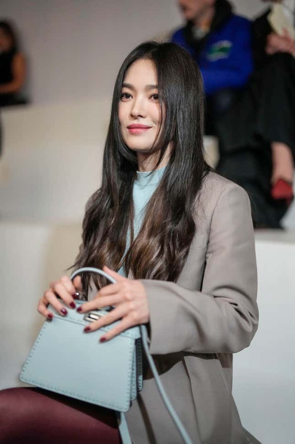 Khoảnh khắc tóc bay, mặt mộc của Song Hye Kyo hút hàng triệu người - 2 Khoảnh khắc tóc bay, mặt mộc của Song Hye Kyo hút hàng triệu người - 2
