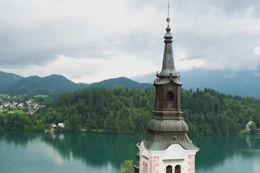 Nhà thờ cực đẹp nằm giữa hồ nước lớn