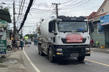 Xe bồn treo biển “phục vụ mở rộng cao tốc” cán chết người ở TPHCM
