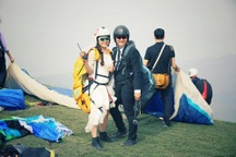 Cô dâu chú rể đáp dù lượn tới... đám cưới trên cánh đồng Hà Nội