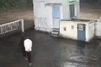 Nổi bật tuần qua: Người đàn ông đối mặt sư tử trong đêm và cái kết