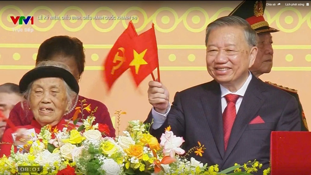 Cụ bà ngồi cạnh Tổng Bí thư Tô Lâm trong lễ diễu binh, diễu hành là ai? - 1 Cụ bà ngồi cạnh Tổng Bí thư Tô Lâm trong lễ diễu binh, diễu hành là ai? - 1
