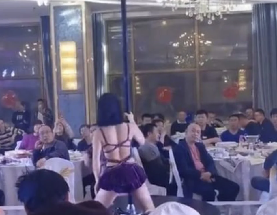 Đỏ mặt xem múa cột trong đám cưới ở Trung Quốc - 3 Đỏ mặt xem múa cột trong đám cưới ở Trung Quốc - 3