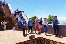 Du khách đội nắng thăm "Thiên hạ đệ nhất hùng quan"