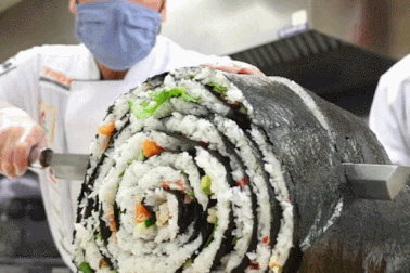 Cuộn sushi "khủng" nặng 45kg dành tặng các y bác sĩ tuyến đầu chống dịch