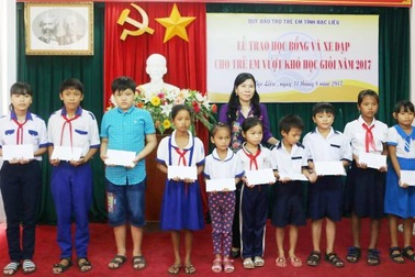 Bạc Liêu: Trao học bổng và xe đạp đến học sinh vượt khó học giỏi