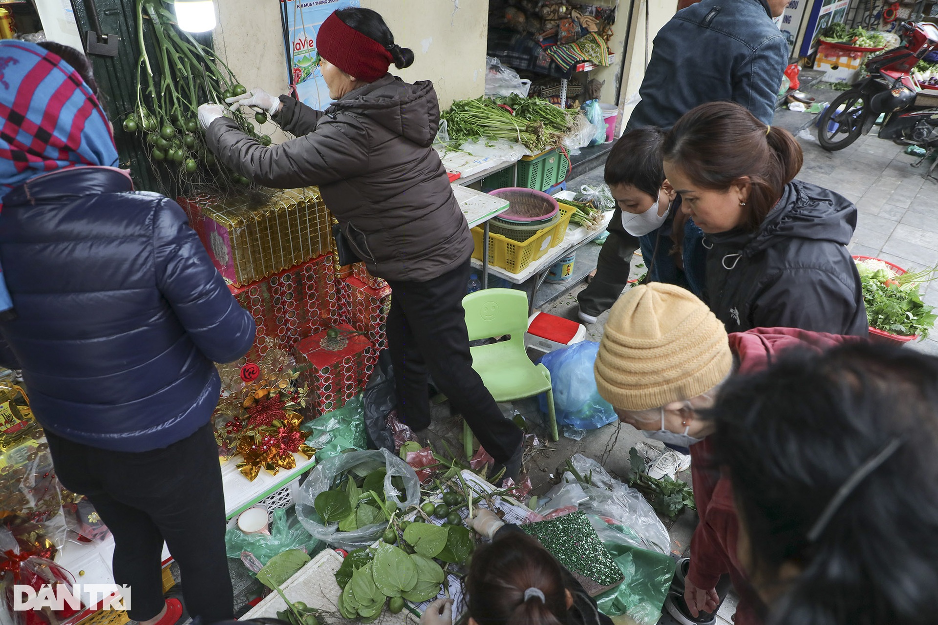 Sôi động chợ Hàng Bè sáng 30 Tết - 9