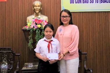 Nữ sinh lớp 7 đập heo đất ủng hộ hơn 38 triệu đồng giúp đồng bào vùng lũ