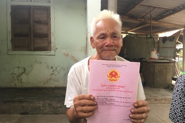 Rưng rưng nhận sổ đỏ sau cả thập kỷ uất ức chờ đợi lời hứa suông của xã